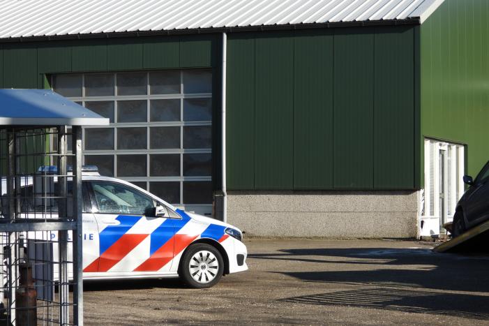 Auto knalt tegen loods