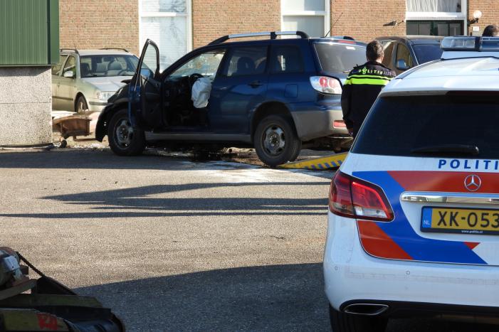 Auto knalt tegen loods