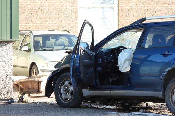 Auto knalt tegen loods