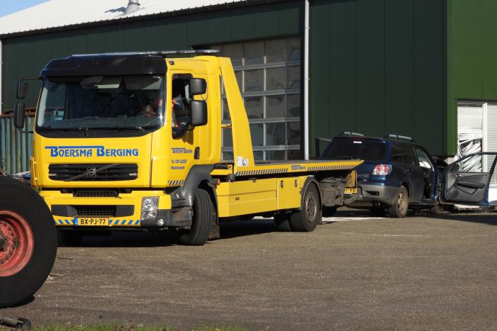 Auto knalt tegen loods