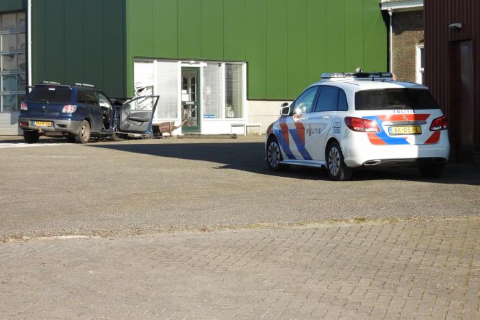 Auto knalt tegen loods