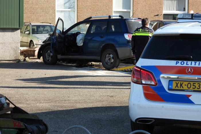 Auto knalt tegen loods