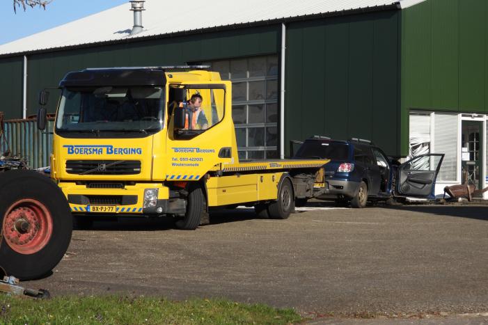 Auto knalt tegen loods