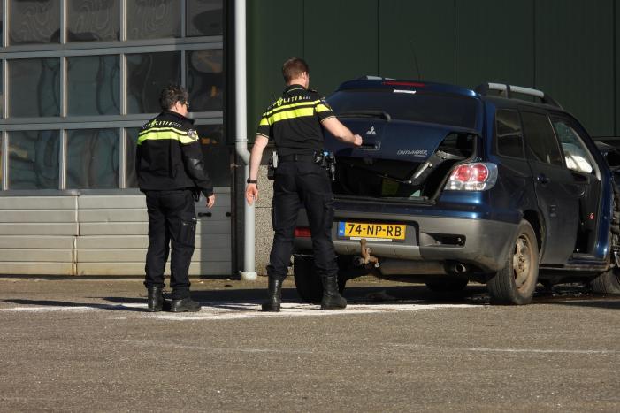 Auto knalt tegen loods