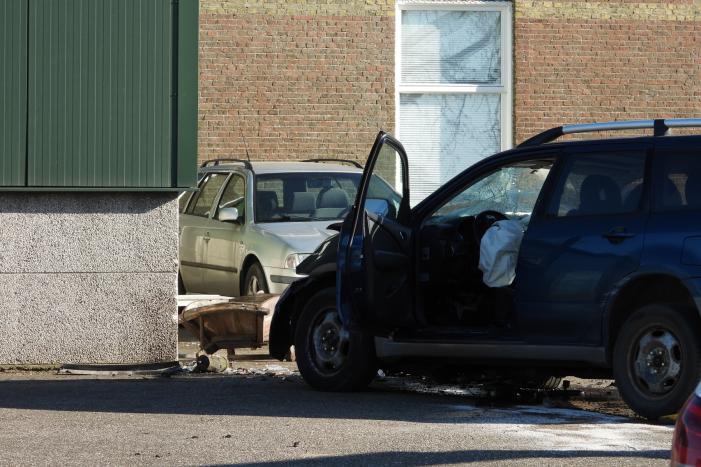 Auto knalt tegen loods
