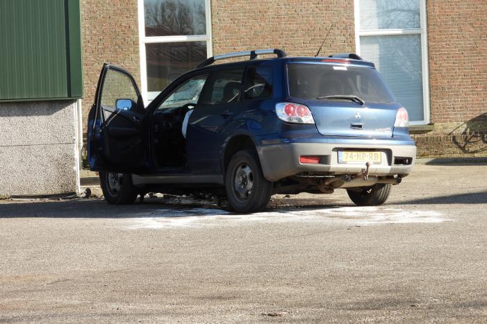 Auto knalt tegen loods