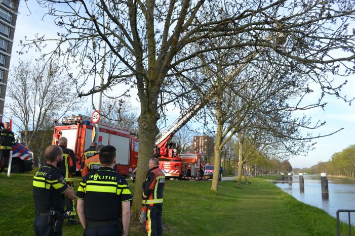 Buurtbewoner belt 112 om een persoon te water