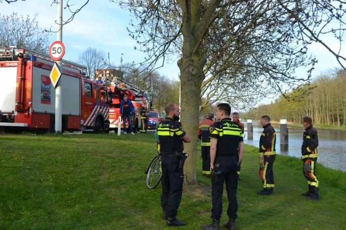 Buurtbewoner belt 112 om een persoon te water