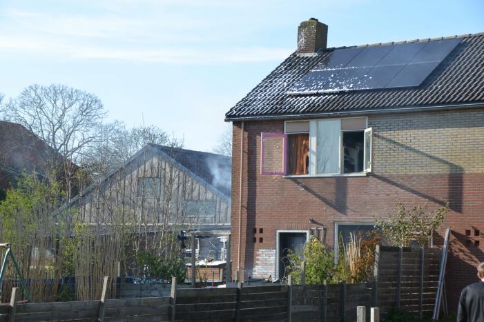 Uitslaande brand in schuur tegen woning aan