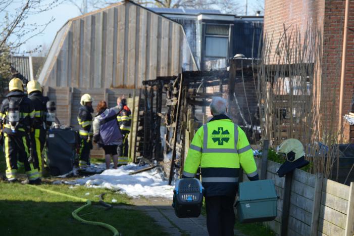 Uitslaande brand in schuur tegen woning aan