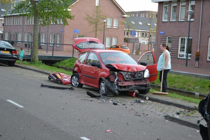 Automobilist klapt op geparkeerde auto
