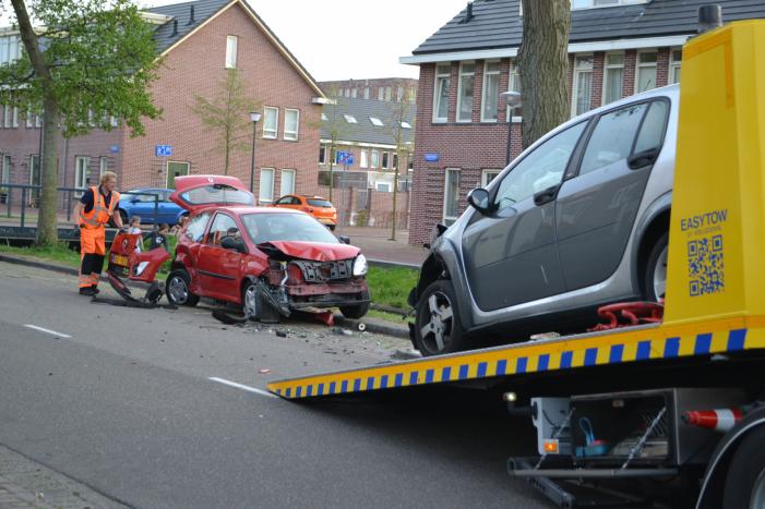 Automobilist klapt op geparkeerde auto