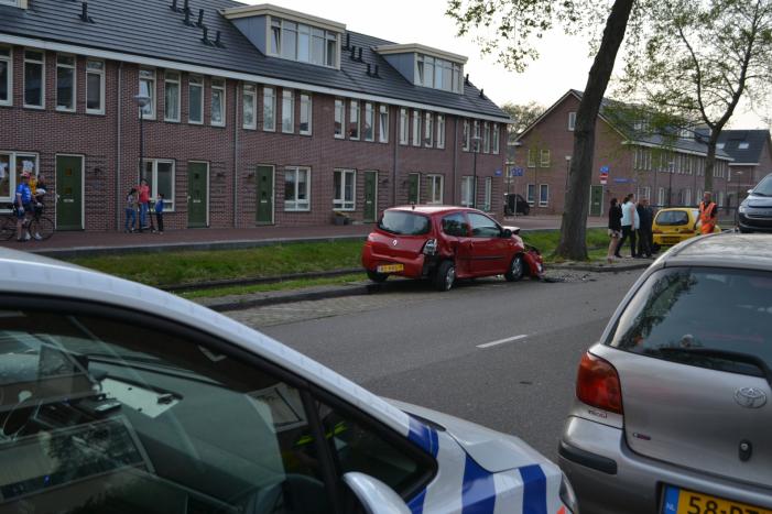 Automobilist klapt op geparkeerde auto