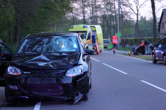 Brommerrijder zwaargewond bij frontale aanrijding met auto