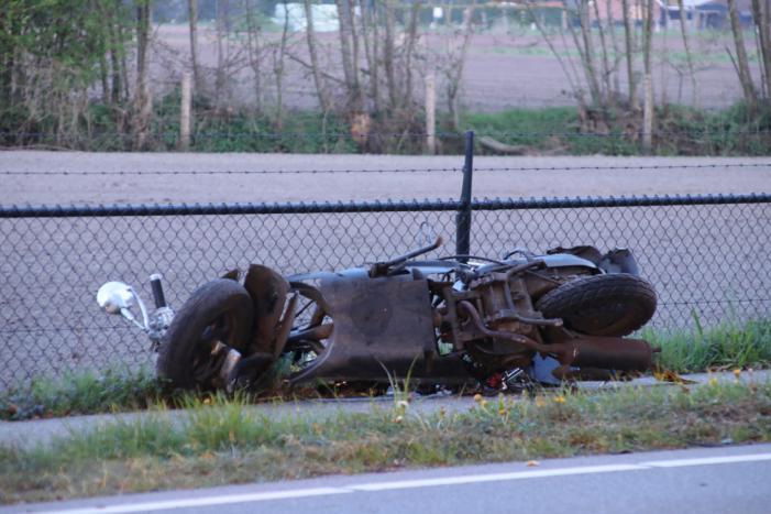 Brommerrijder zwaargewond bij frontale aanrijding met auto