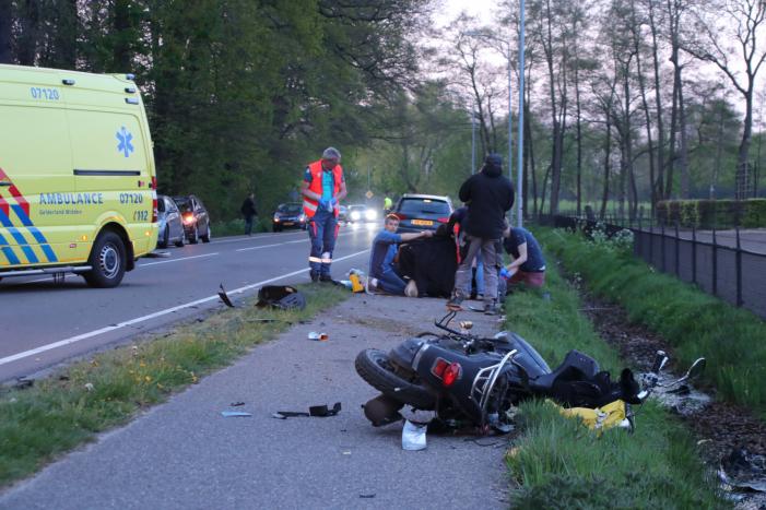 Brommerrijder zwaargewond bij frontale aanrijding met auto