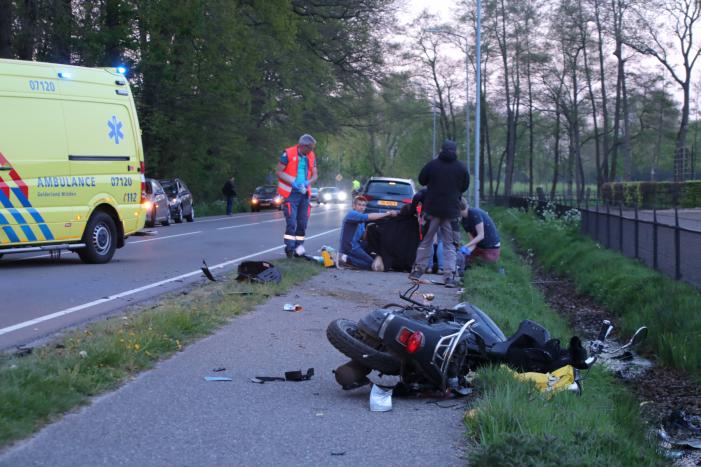 Brommerrijder zwaargewond bij frontale aanrijding met auto