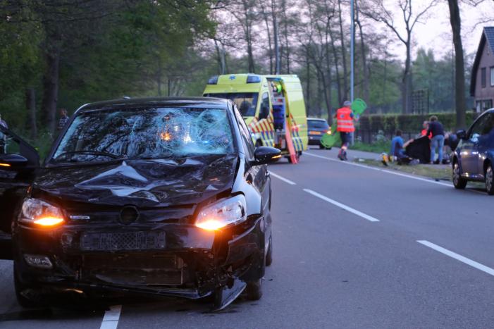 Brommerrijder zwaargewond bij frontale aanrijding met auto