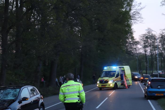 Brommerrijder zwaargewond bij frontale aanrijding met auto