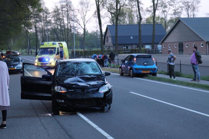Brommerrijder zwaargewond bij frontale aanrijding met auto