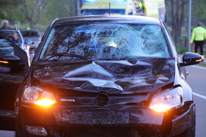 Brommerrijder zwaargewond bij frontale aanrijding met auto