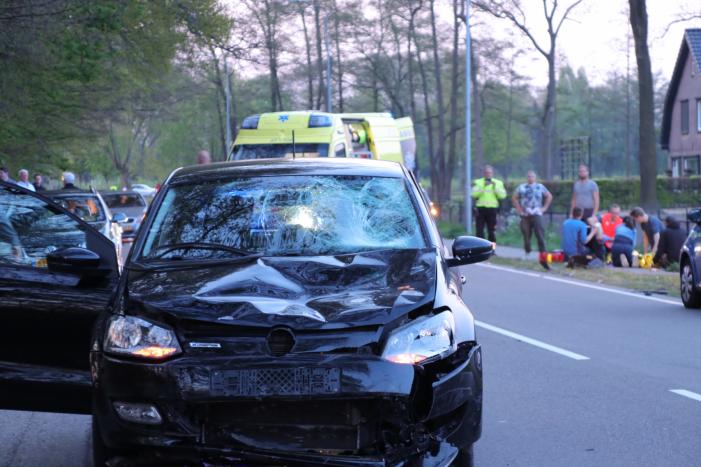 Brommerrijder zwaargewond bij frontale aanrijding met auto