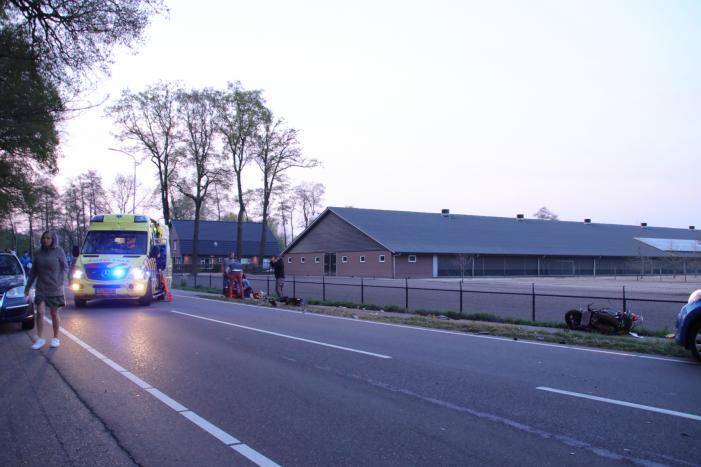 Brommerrijder zwaargewond bij frontale aanrijding met auto