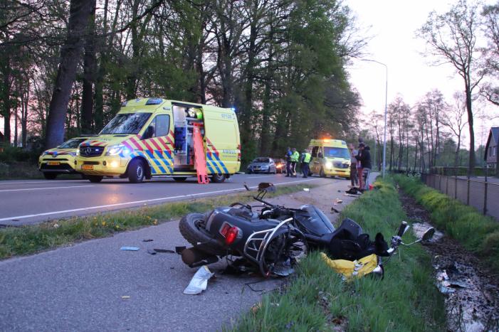 Brommerrijder zwaargewond bij frontale aanrijding met auto
