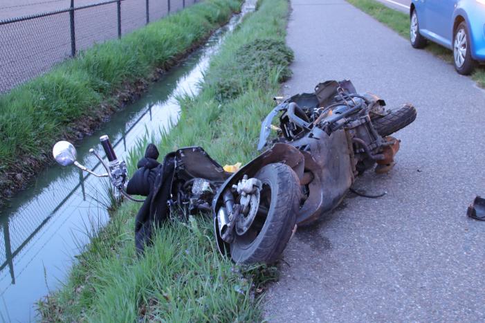 Brommerrijder zwaargewond bij frontale aanrijding met auto