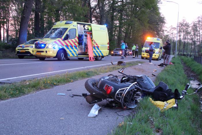 Brommerrijder zwaargewond bij frontale aanrijding met auto