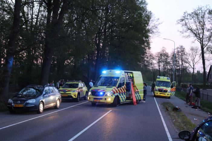 Brommerrijder zwaargewond bij frontale aanrijding met auto