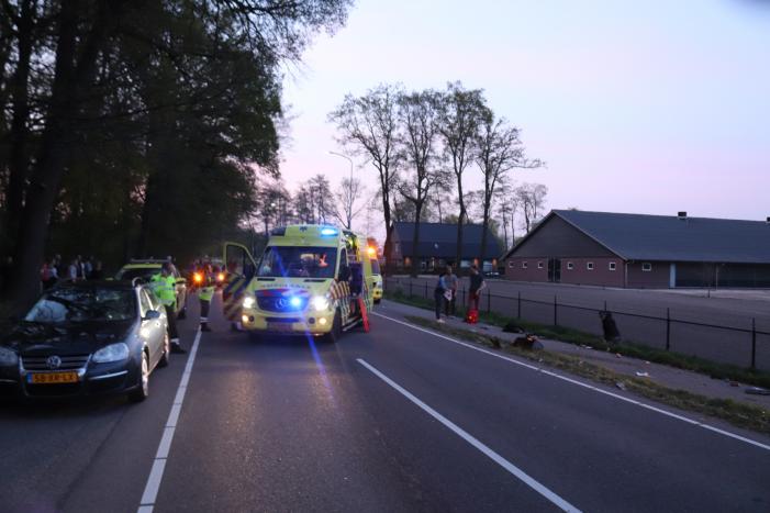 Brommerrijder zwaargewond bij frontale aanrijding met auto