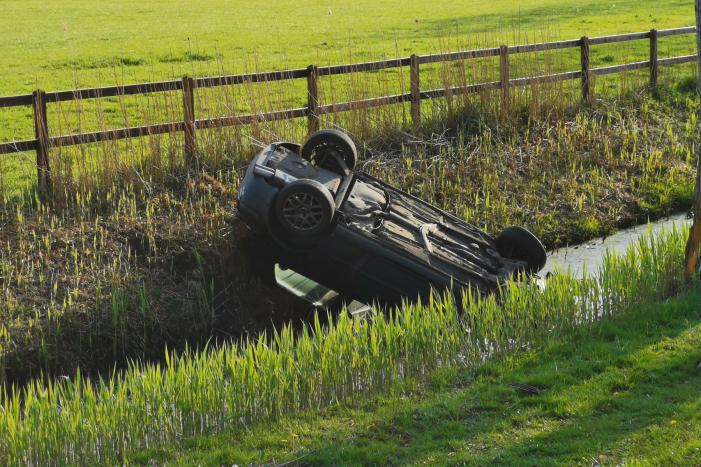 Auto op de kop in de sloot