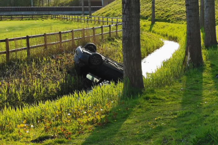 Auto op de kop in de sloot