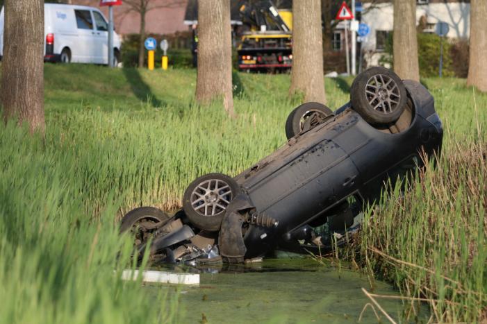 Auto op de kop in de sloot