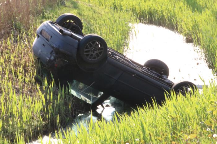 Auto op de kop in de sloot