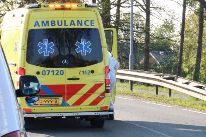 Auto op de kop in de sloot