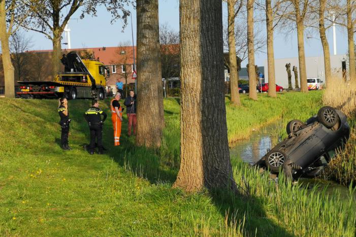 Auto op de kop in de sloot