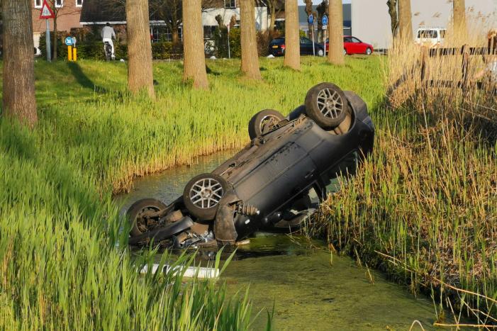 Auto op de kop in de sloot