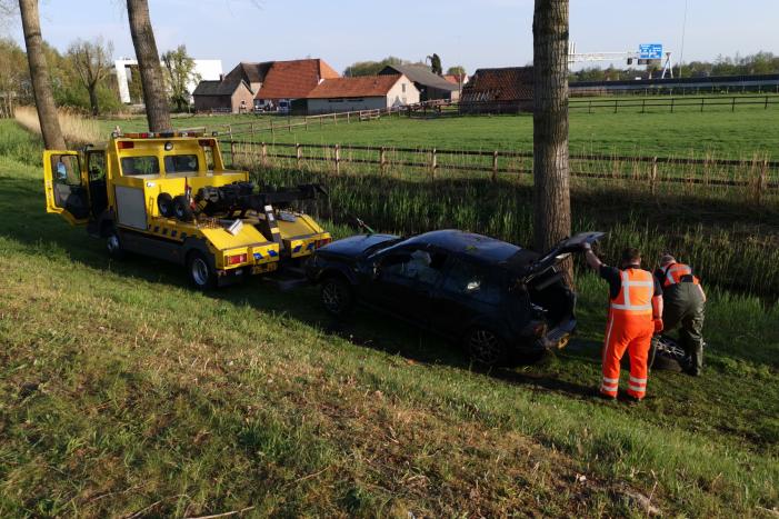 Auto op de kop in de sloot