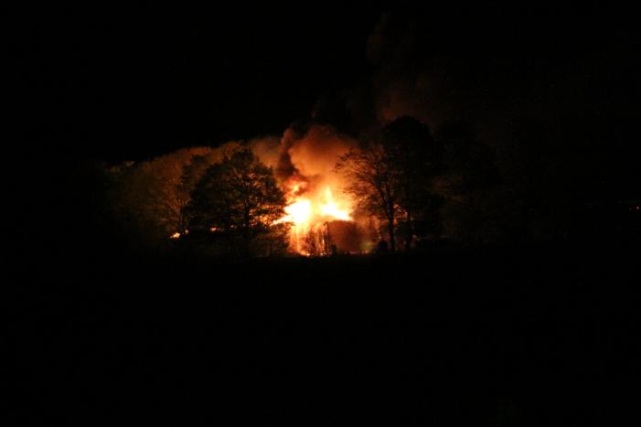 Uitslaande brand in grote schuur