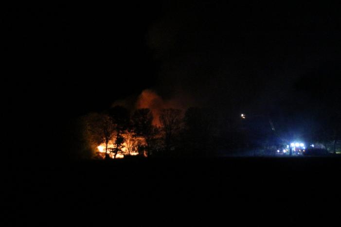 Uitslaande brand in grote schuur