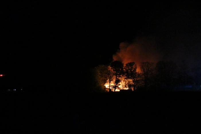 Uitslaande brand in grote schuur