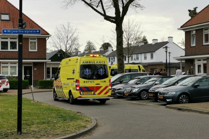 Persoon zwaargewond na val van hoogte