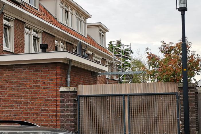 Persoon zwaargewond na val van hoogte