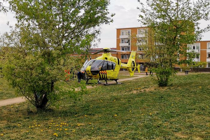 Persoon zwaargewond na val van hoogte