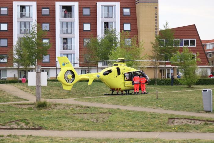 Persoon zwaargewond na val van hoogte