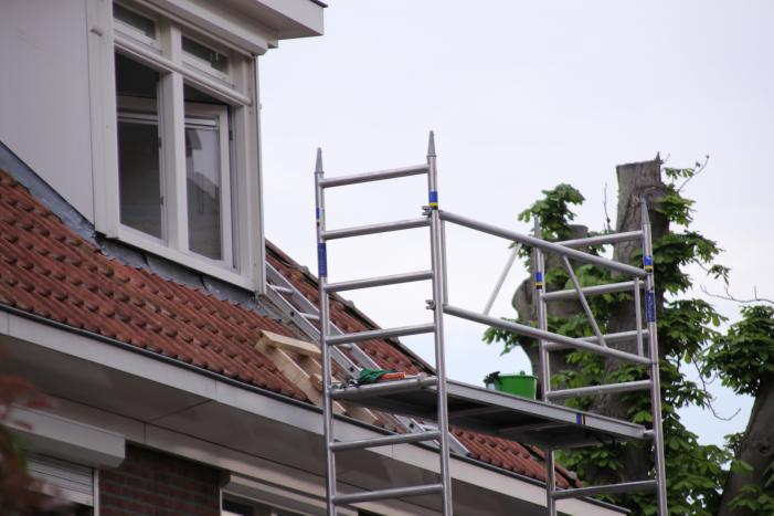 Persoon zwaargewond na val van hoogte