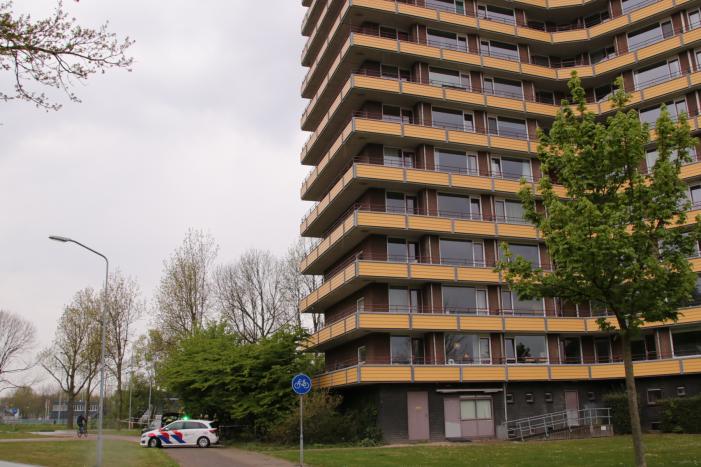 Dode aangetroffen onderaan flatgebouw