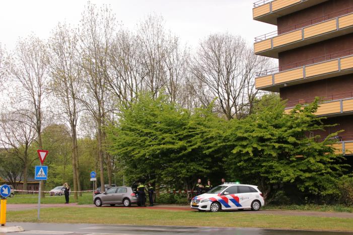 Dode aangetroffen onderaan flatgebouw